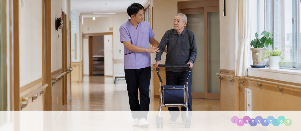 AIで作成した画像。実在の施設・職員ではありません（介護職・ヘルパー・歩行支援の場面）