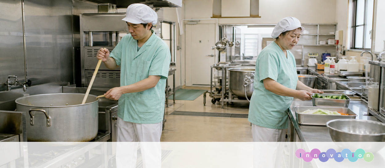 AIで作成した画像。実在の施設・職員ではありません（調理師・栄養士・大量調理の場面）