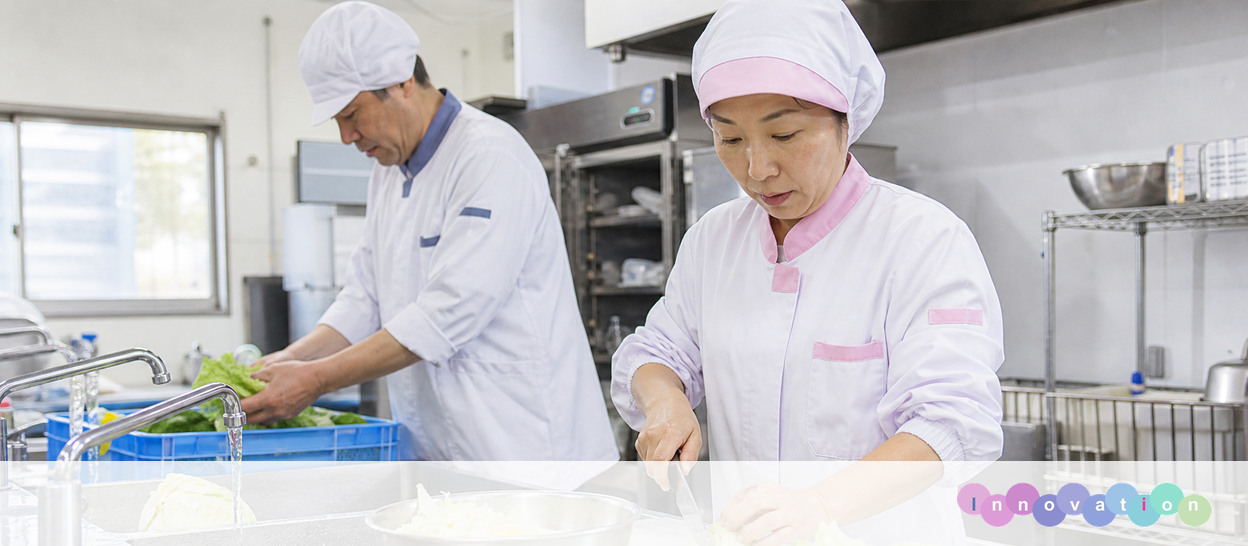 AIで作成した画像。実在の施設・職員ではありません（調理師・栄養士・食材下処理の場面）