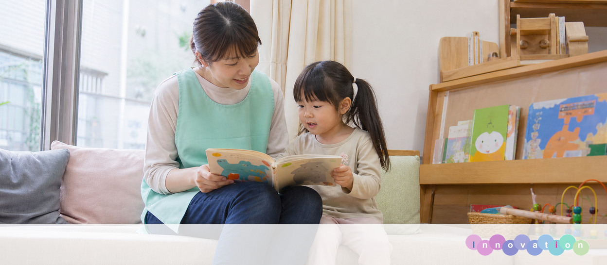 AIで作成した画像。実在の施設・職員ではありません（保育士・個別読み聞かせの場面）